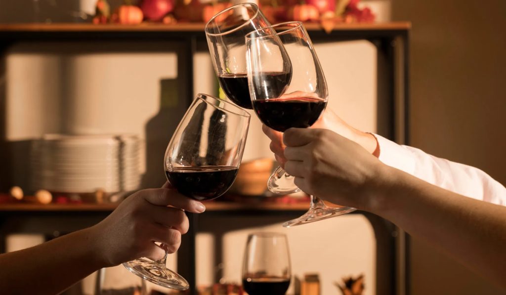 Brindes com sabor: descubra como escolher o vinho ideal para cada ocasião