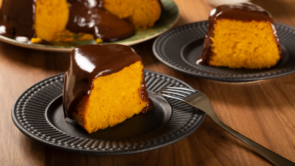 Bolo de cenoura com cobertura de chocolate: receita perfeita para comemorar o aniversário do Dona