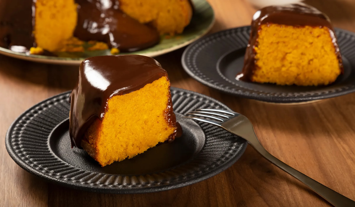 Bolo de cenoura com cobertura de chocolate: receita perfeita para comemorar o aniversário do Dona